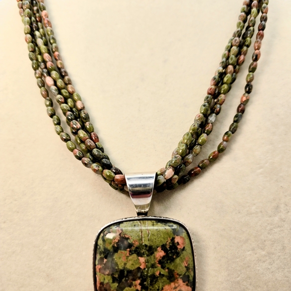 Jewelry - Elegant Green and Pink Stone Necklace